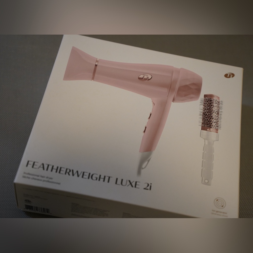 T3 Featherweight Luxe i2 Hair Dryer + Hair Brush in pink color